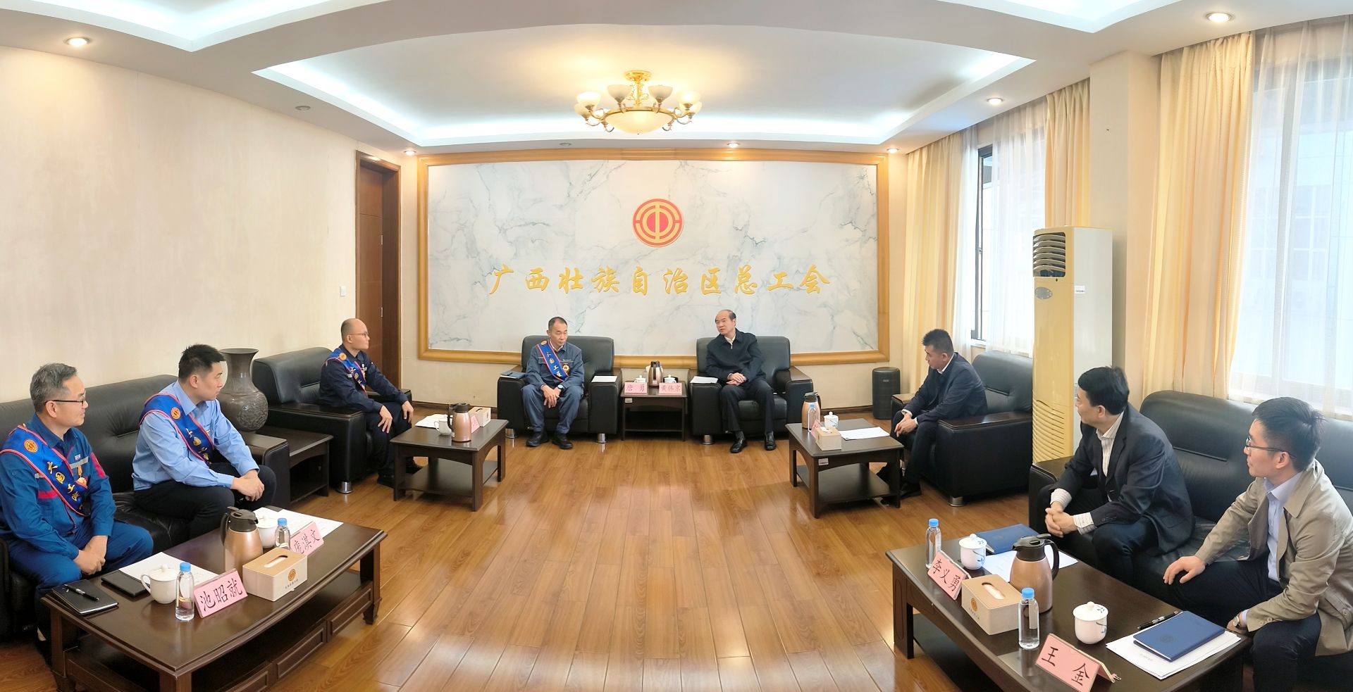 桂工网视第499期：黄伟京会见我区2025年大国工匠